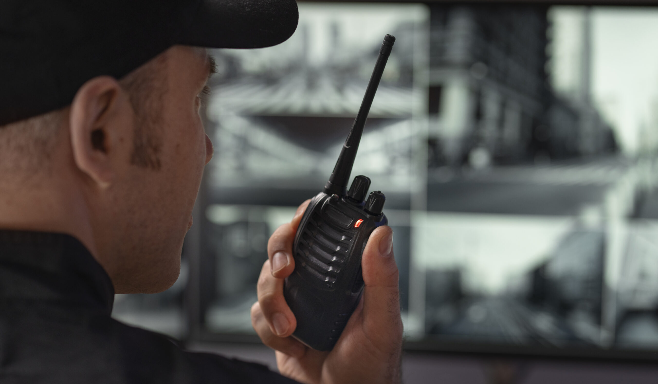 agent Pro Tech 12 à Villefranche-de-Rouergue surveillant des écrans de sécurité et communiquant par talkie-walkie,