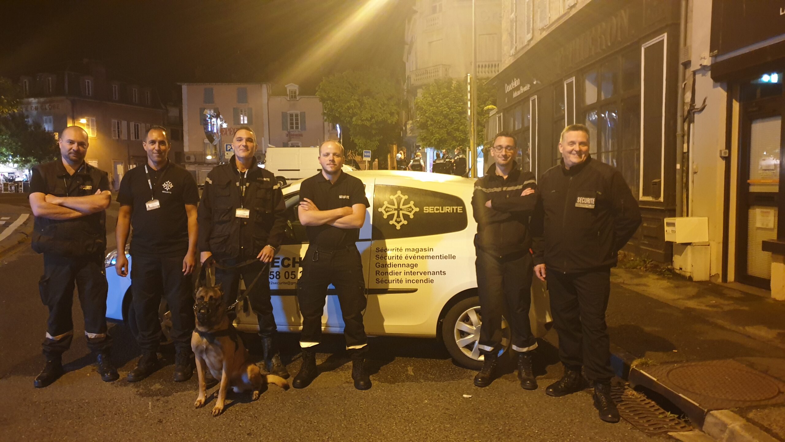 Équipe Pro Tech 12 avec chien de sécurité à Villefranche-de-Rouergue devant un véhicule de nuit,