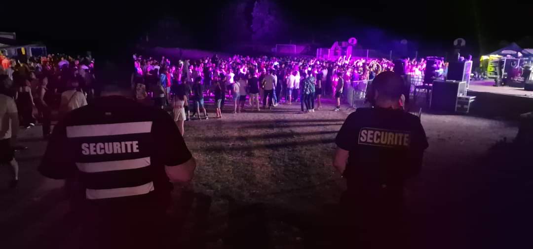 Agents Pro Tech 12 assurant la sécurité d’un concert festif à Villefranche-de-Rouergue,