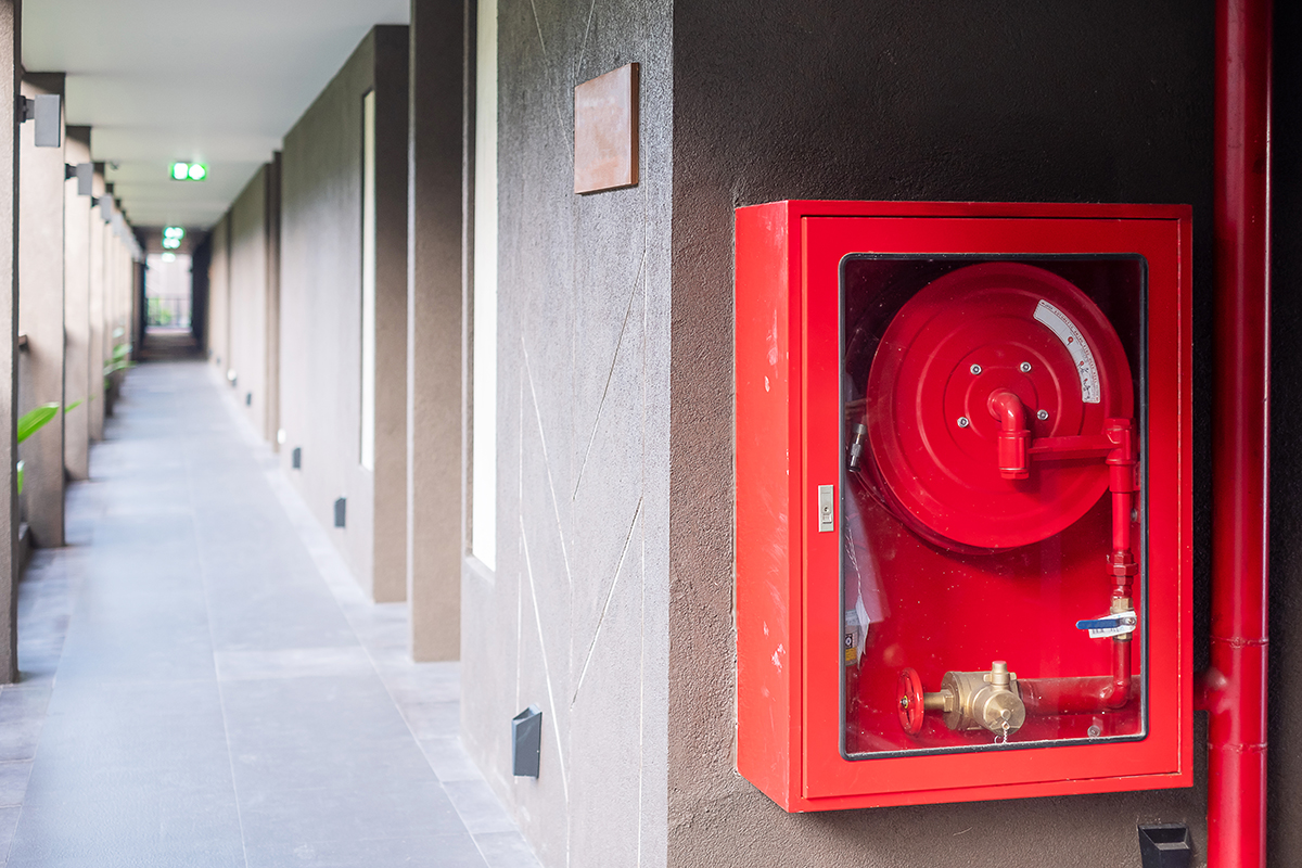 Boîtier de sécurité rouge Pro Tech 12 installé dans un couloir moderne à Villefranche-de-Rouergue,
