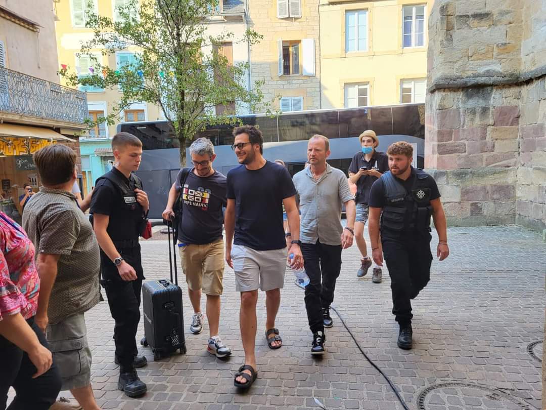 Agents Pro Tech 12 accompagnant un groupe dans une rue animée à Villefranche-de-Rouergue,