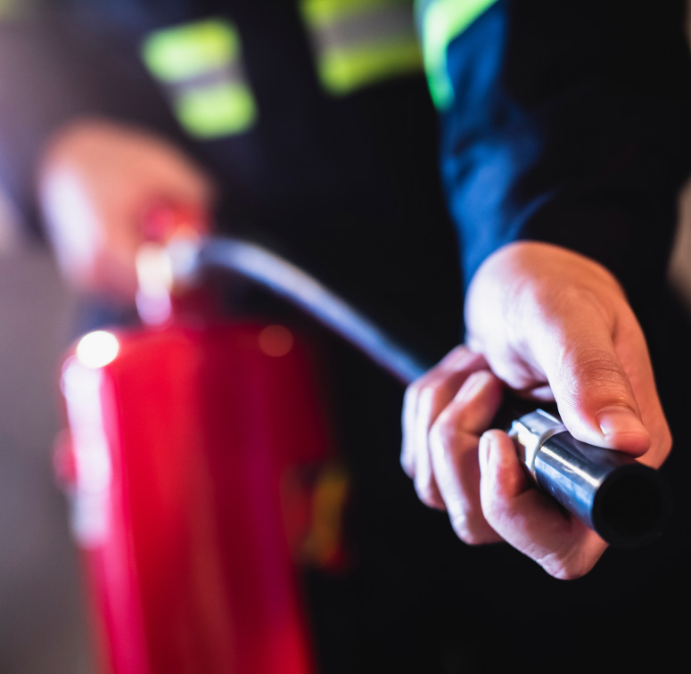 Extincteur manipulé par agent Pro Tech 12 en tenue sécurité à Villefranche-de-Rouergue,
