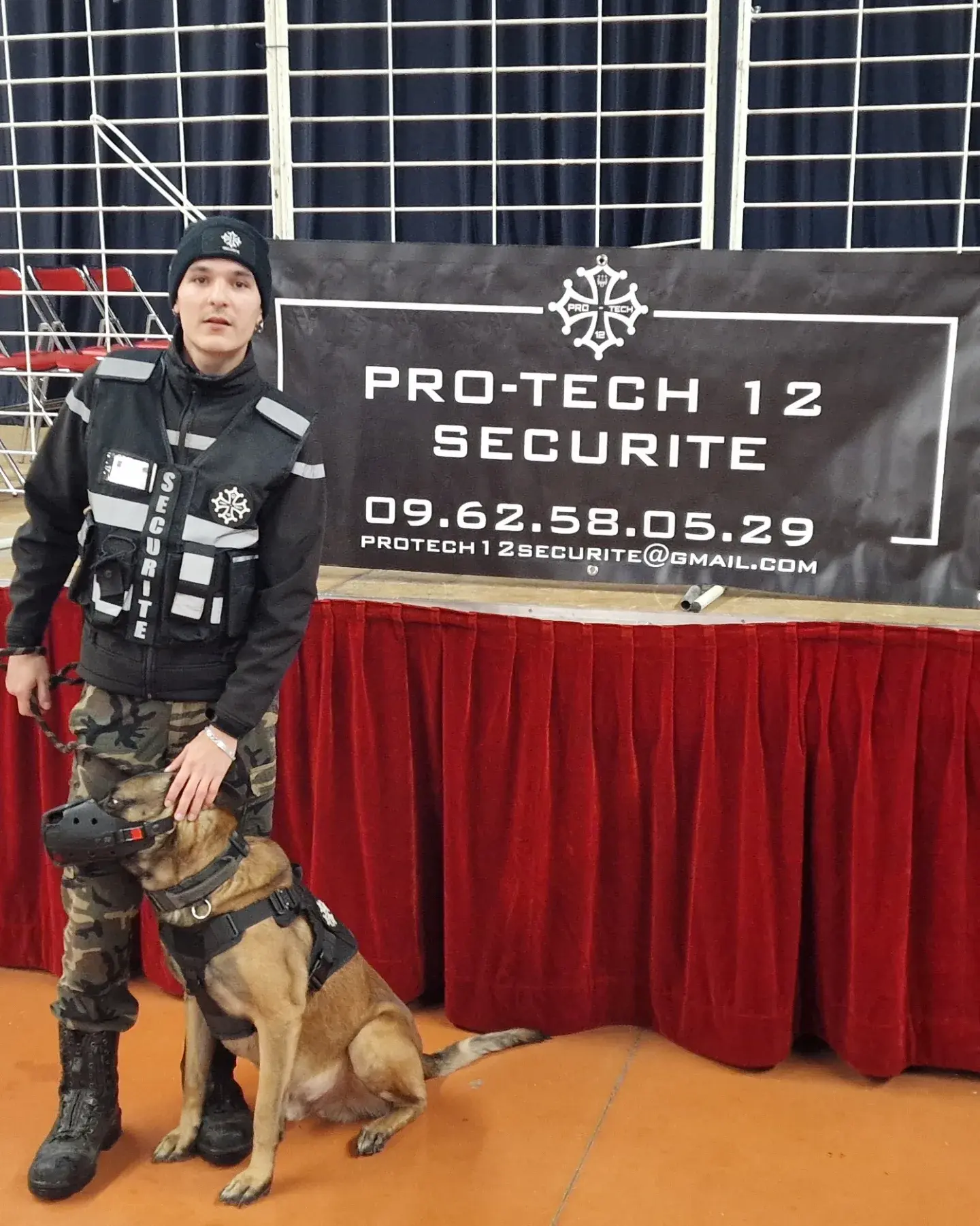 Agent Pro Tech 12 avec chien d’intervention à Villefranche-de-Rouergue lors d’un événement sécurisé,