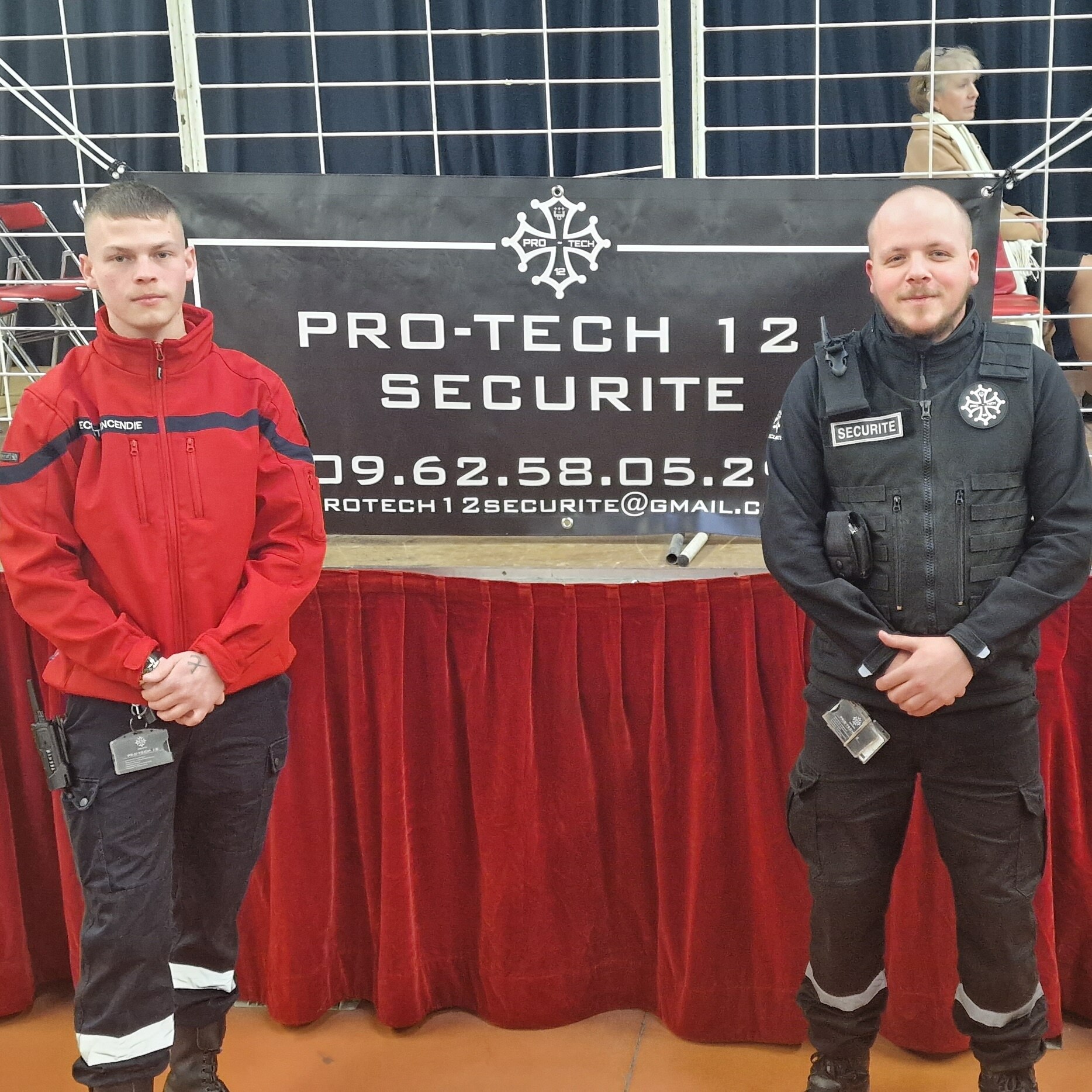 Agents Pro Tech 12 à Villefranche-de-Rouergue en uniforme sécurité et incendie lors d’un événement en intérieur,