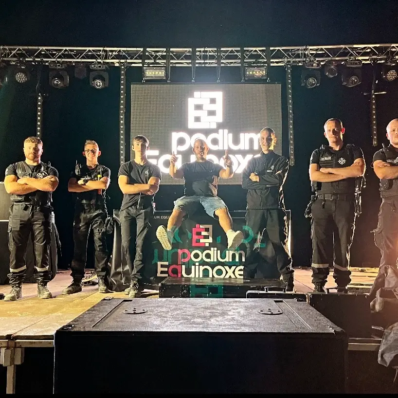 équipe Pro Tech 12 sur scène à Villefranche-de-Rouergue lors d'un événement sécurisé sous projecteurs,