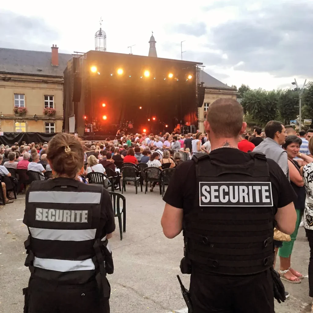 Agents Pro Tech 12 assurant la sécurité d’un concert en plein air à Villefranche-de-Rouergue,