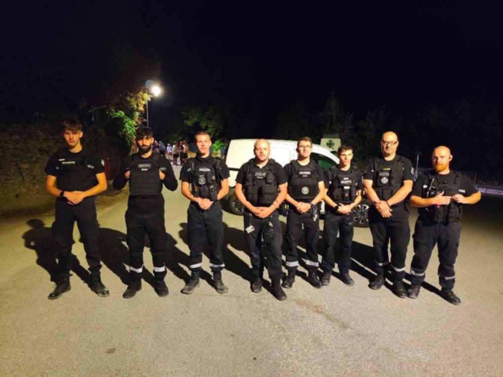 agents Pro Tech 12 en patrouille nocturne à Villefranche-de-Rouergue alignés devant un véhicule sous lampadaire,